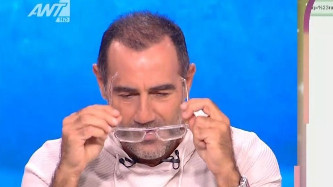 Το κοινό κορόιδεψε τα γυαλιά του Κανάκη, πυροδοτώντας ξεκαρδιστικό γέλιο