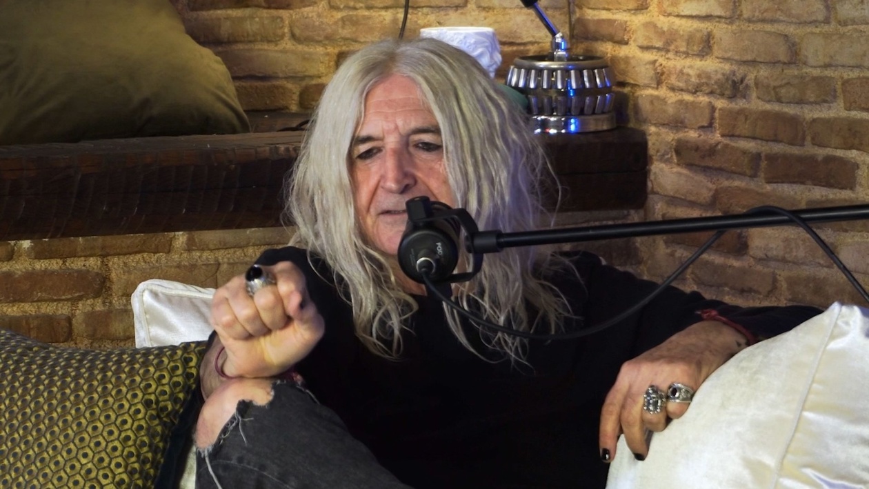 Ο Νίκος Καρβέλας θυμάται την πρώτη φορά που πήγε στην εκκλησία