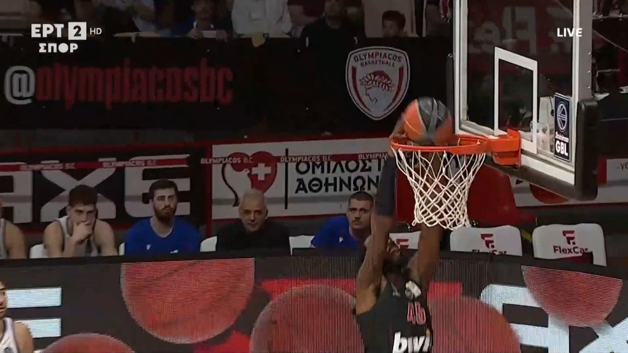 Ο Χολ κάρφωσε για τον Ολυμπιακό μετά την αναπήδηση της μπάλας στο ταμπλό