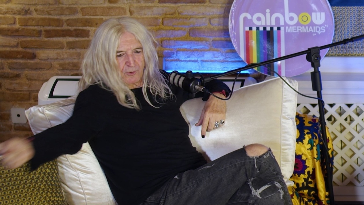 Ο Νίκος Καρβέλας αφηγείται το επεισόδιο της εισόδου στο γραφείο μιας δισκογραφικής εταιρείας