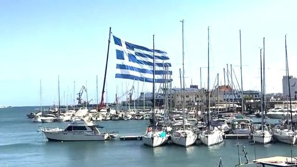 Μια γιγάντια ελληνική σημαία υψώθηκε στο λιμάνι του Ηρακλείου