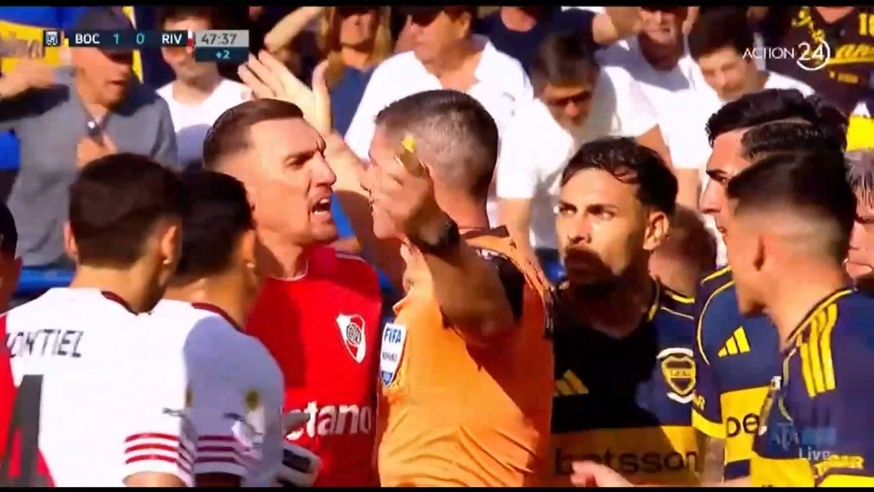 Οι παίκτες των Millonarios όρμησαν ομαδικά προς τον διαιτητή μετά το γκολ του Σεμπάγιος