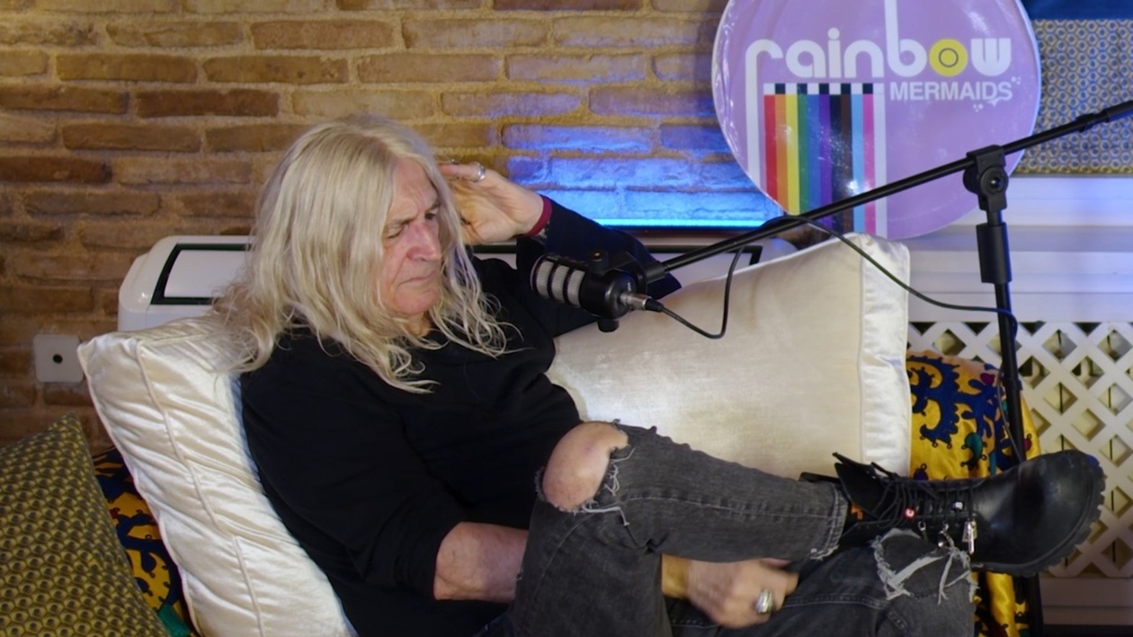 Ο Νίκος Καρβέλας μιλά για την έμπνευση πίσω από το «Σε περίπτωση που»