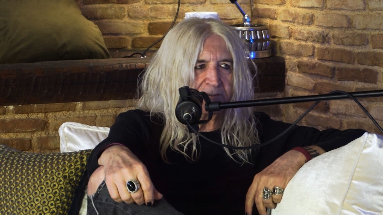 Ο Νίκος Καρβέλας μιλά για την πρώτη του φιλία