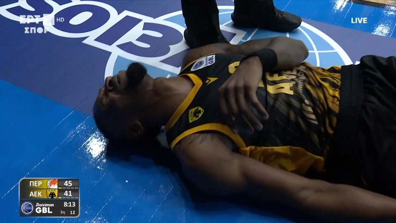 Ο Σίλβα υπέστη διάστρεμμα αστραγάλου στον αγώνα Περιστέρι — ΑΕΚ