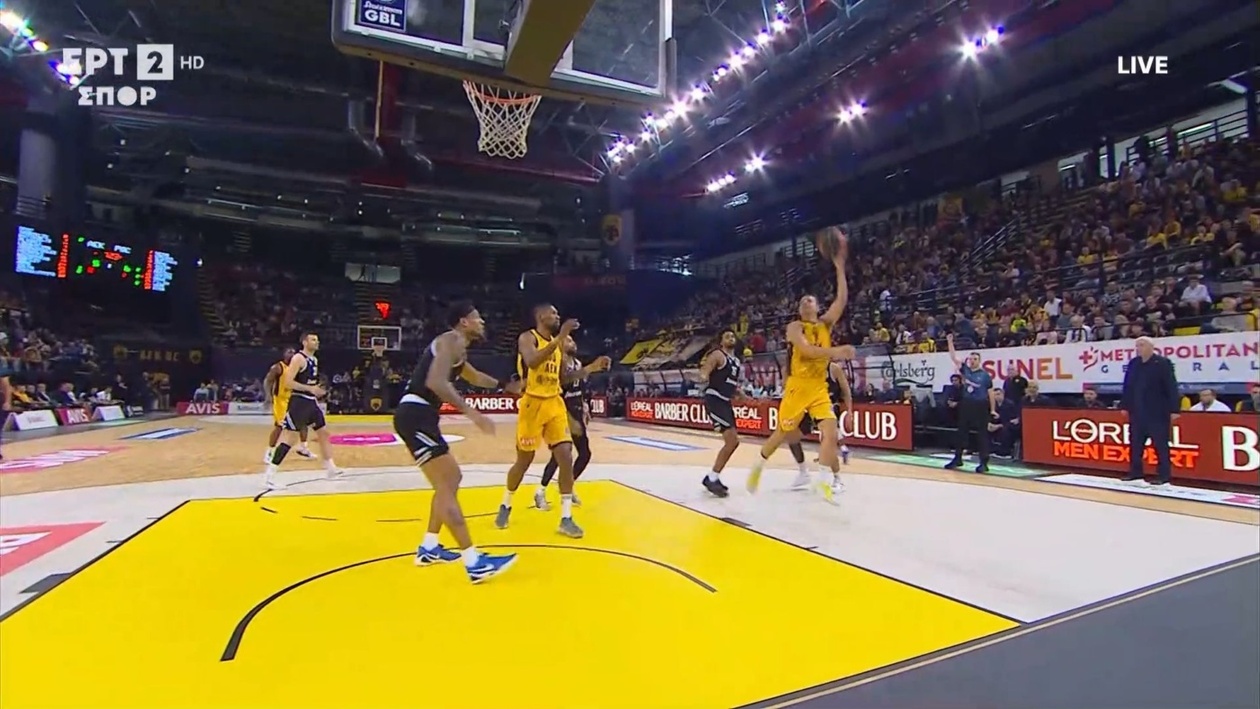 Ακροβατικό τελείωμα του Φλιώνη στο ματς ΑΕΚ-ΠΑΟΚ