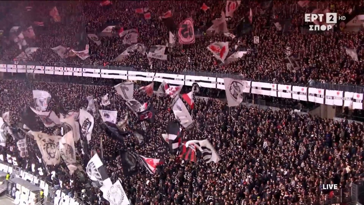 Η ατμόσφαιρα στον αγώνα της Άιντραχτ με τη Ντόρτμουντ στη Φρανκφούρτη