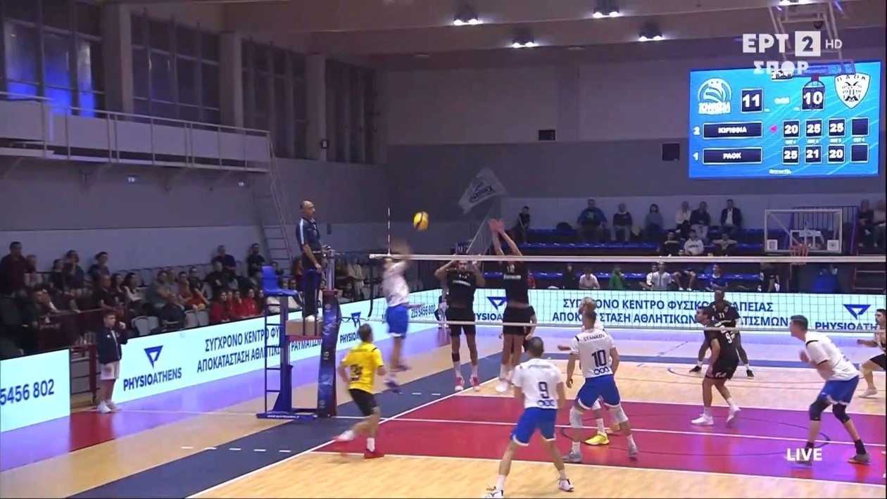 Ο Κωτσάκης, αφού έπεσε για να σώσει την μπάλα, σηκώθηκε γρήγορα και χάρισε έναν πόντο στην Κηφισιά