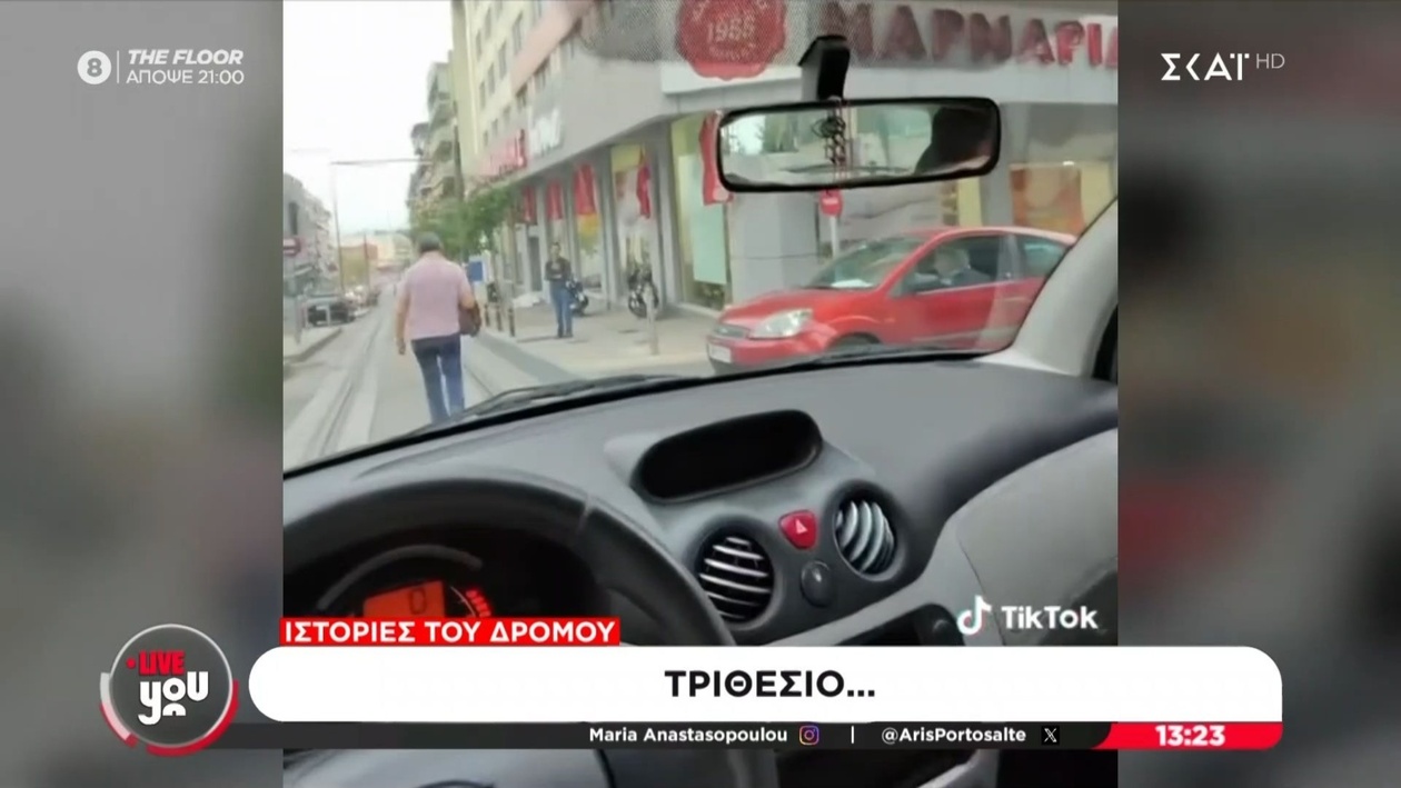 Ένας άνδρας περπατά πάνω στις ράγες του τραμ