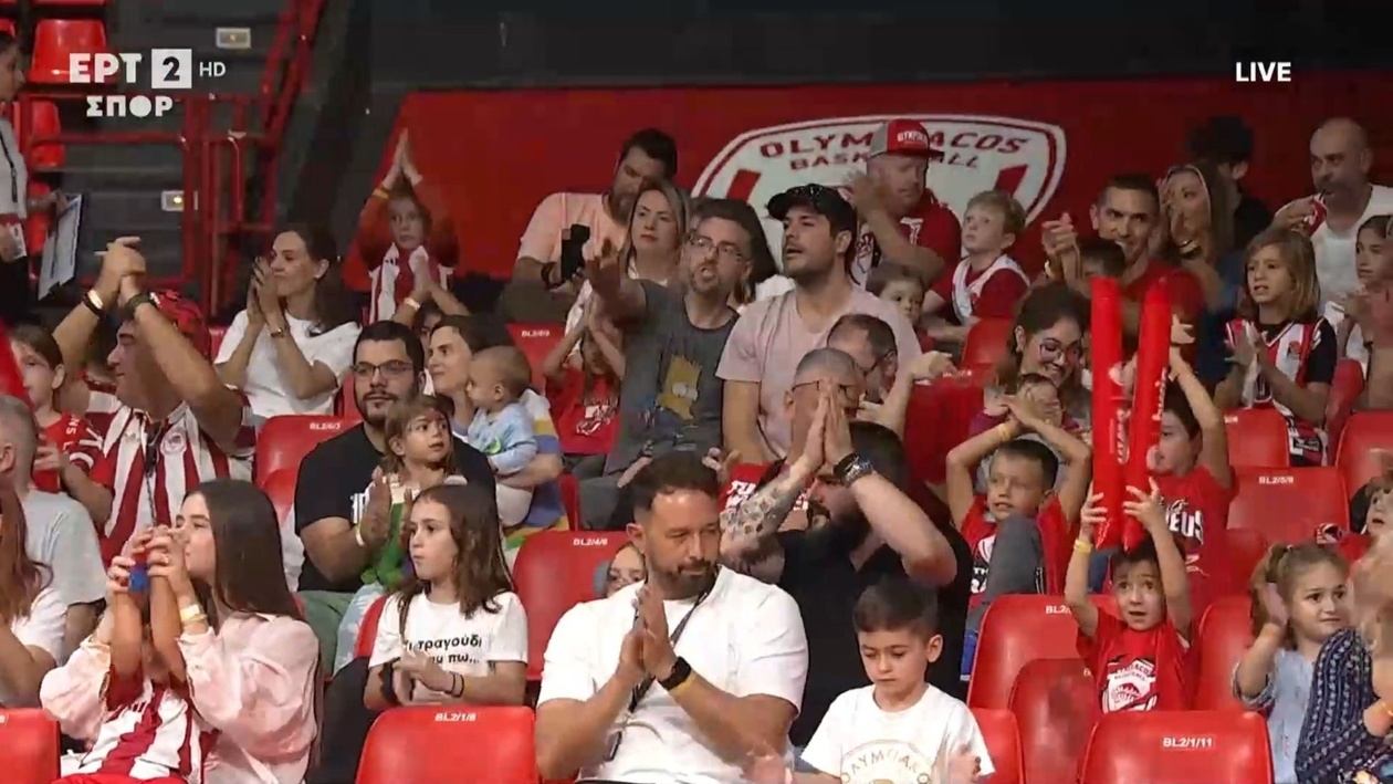 Στιγμές ενθουσιασμού στις εξέδρες του ΣΕΦ: Ολυμπιακός εναντίον Ηρακλή