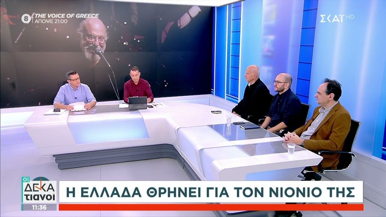 Ο Διονύσης Σαββόπουλoς και το ύστατο χαίρε στη Μητρόπολη Αθηνών