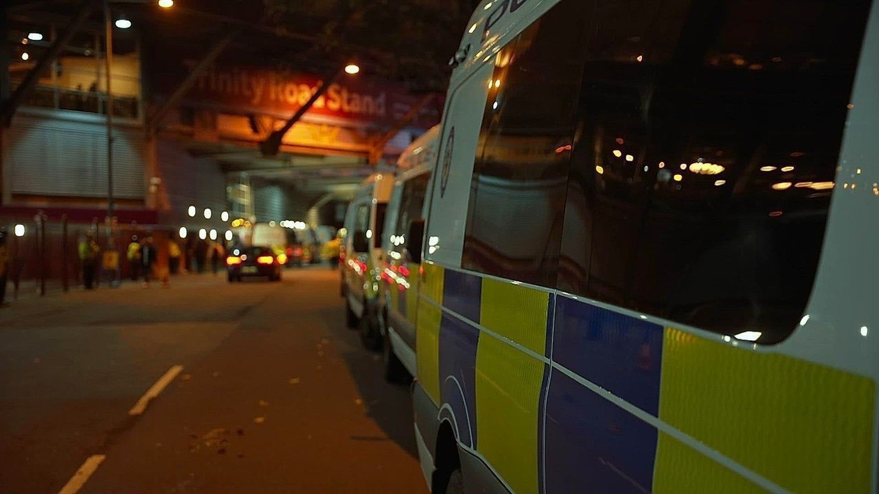 Διαδηλωτές υπέρ της Παλαιστίνης συγκεντρώθηκαν έξω από το στάδιο Villa Park, πραγματοποιώντας προ-αγωνιστική συγκέντρωση