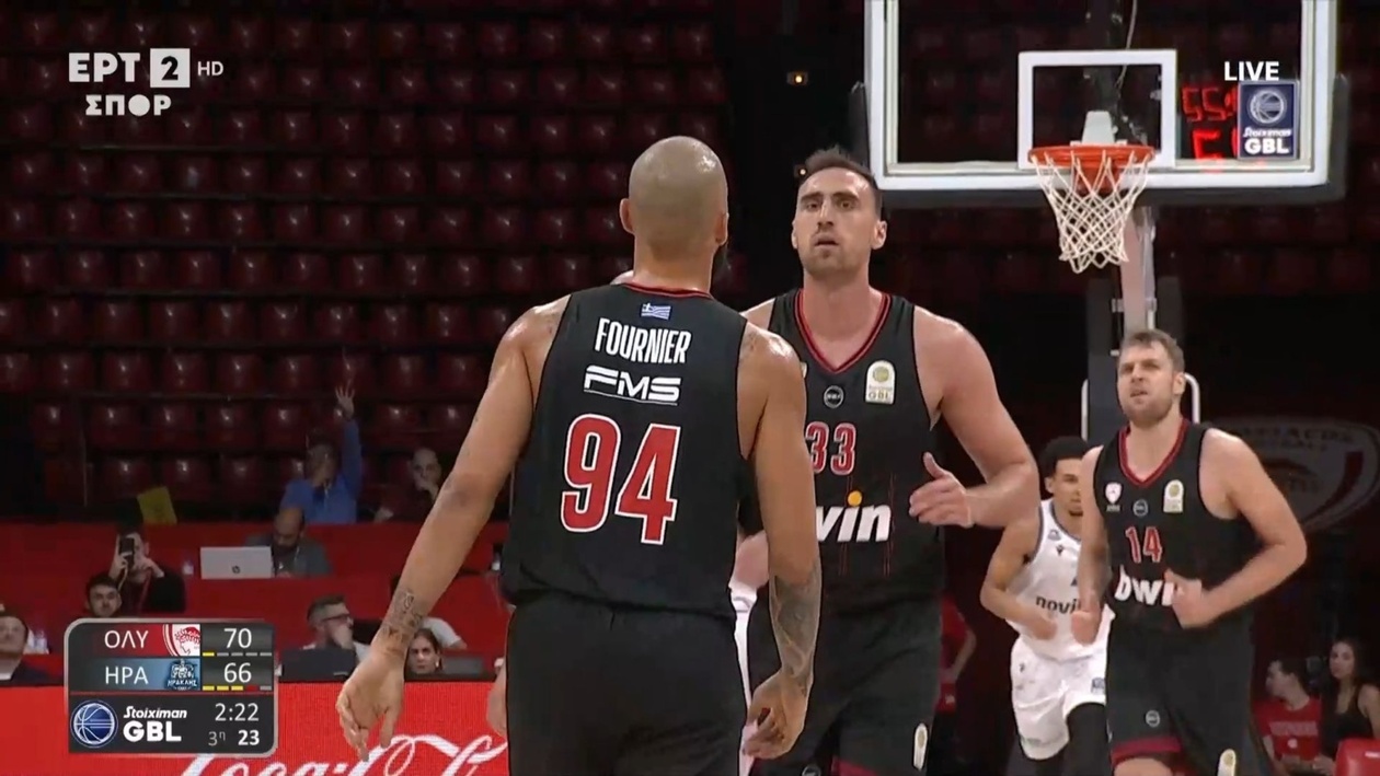 Ο Ολυμπιακός πανηγυρίζει το τρίποντο του Φουρνιέ