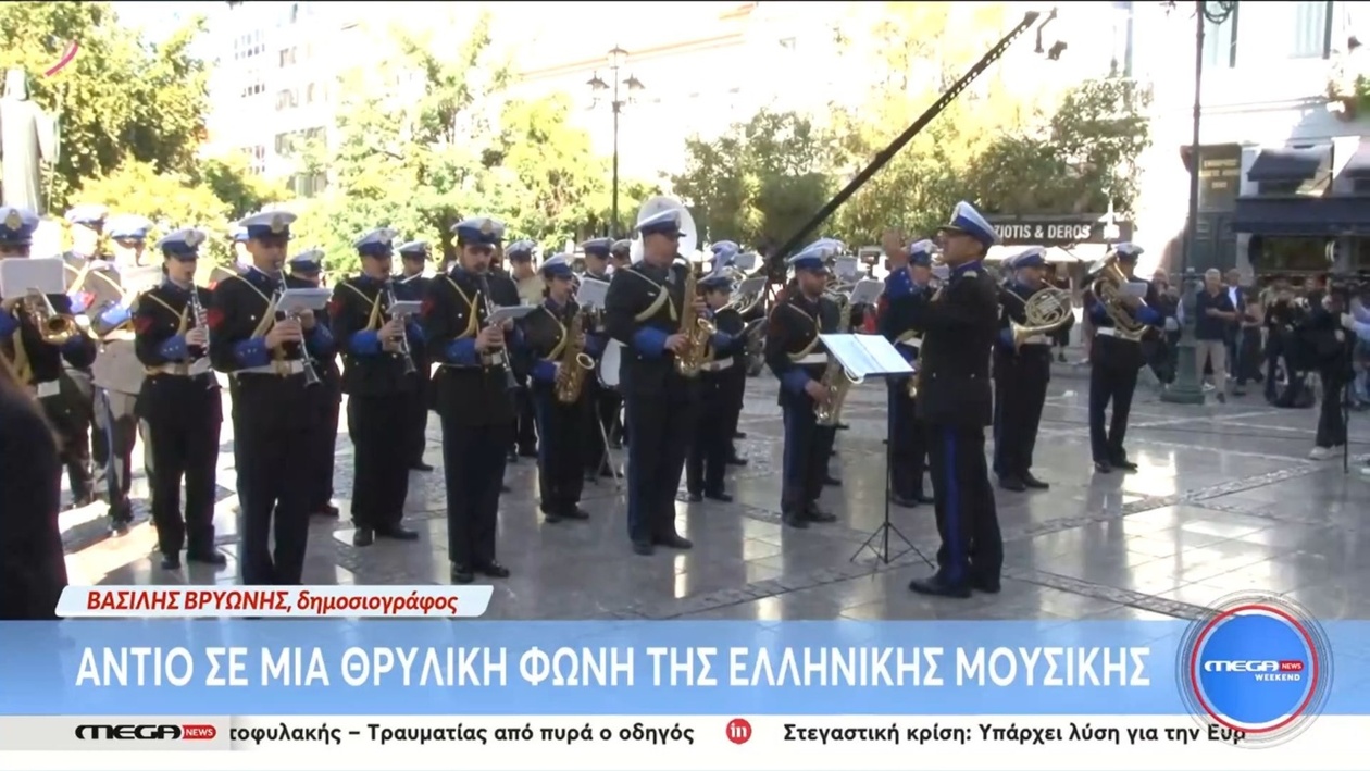 Η κηδεία του Διονύση Σαββόπουλου και το πένθος έξω από τη Μητρόπολη