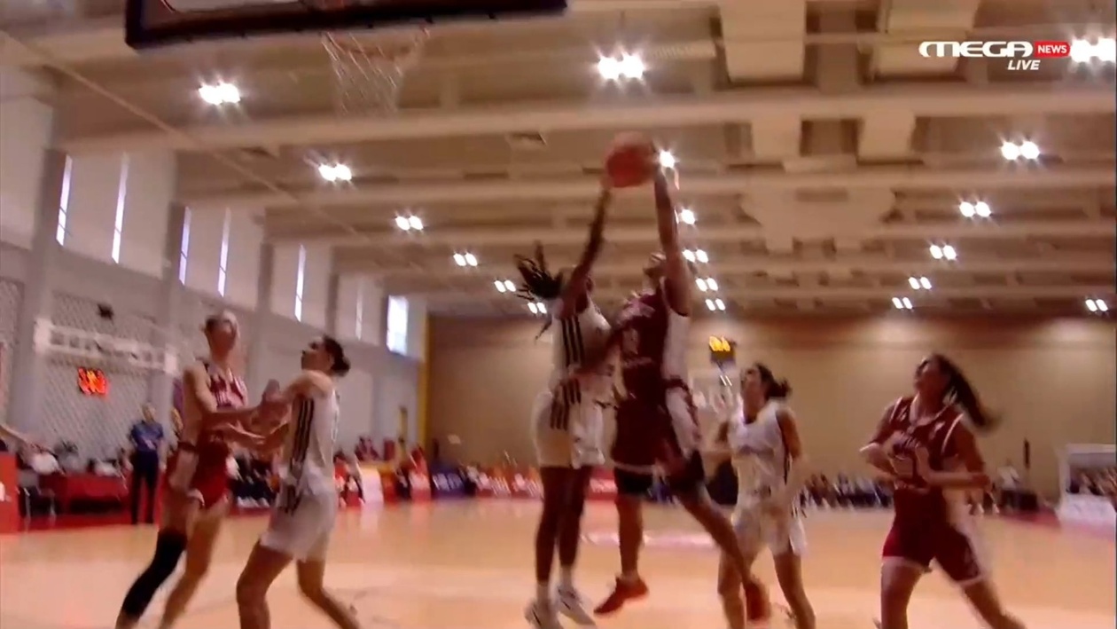 Το μπλοκ της Μπράουν στον αγώνα Ολυμπιακού εναντίον Παναθηναϊκού