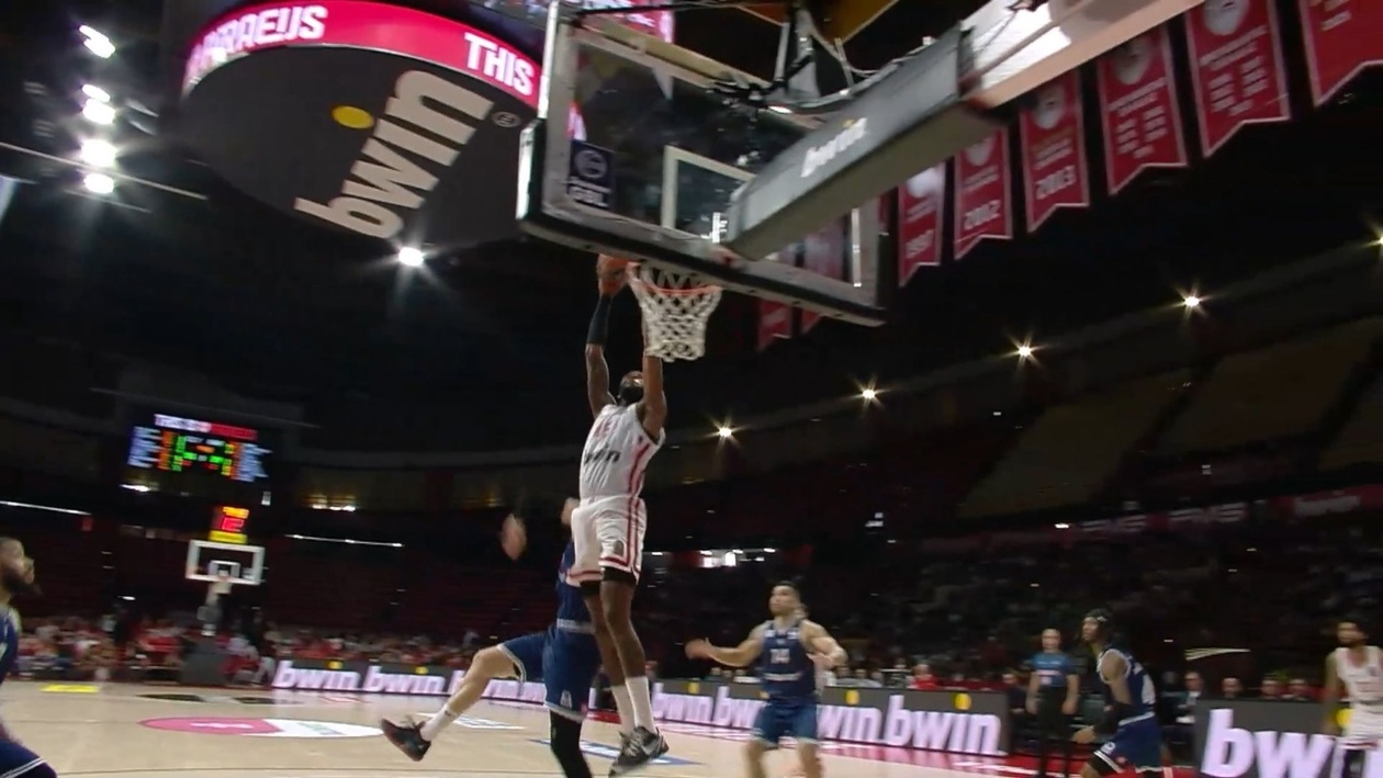 Εντυπωσιακή φάση στον αγώνα Ολυμπιακός – Καρδίτσα