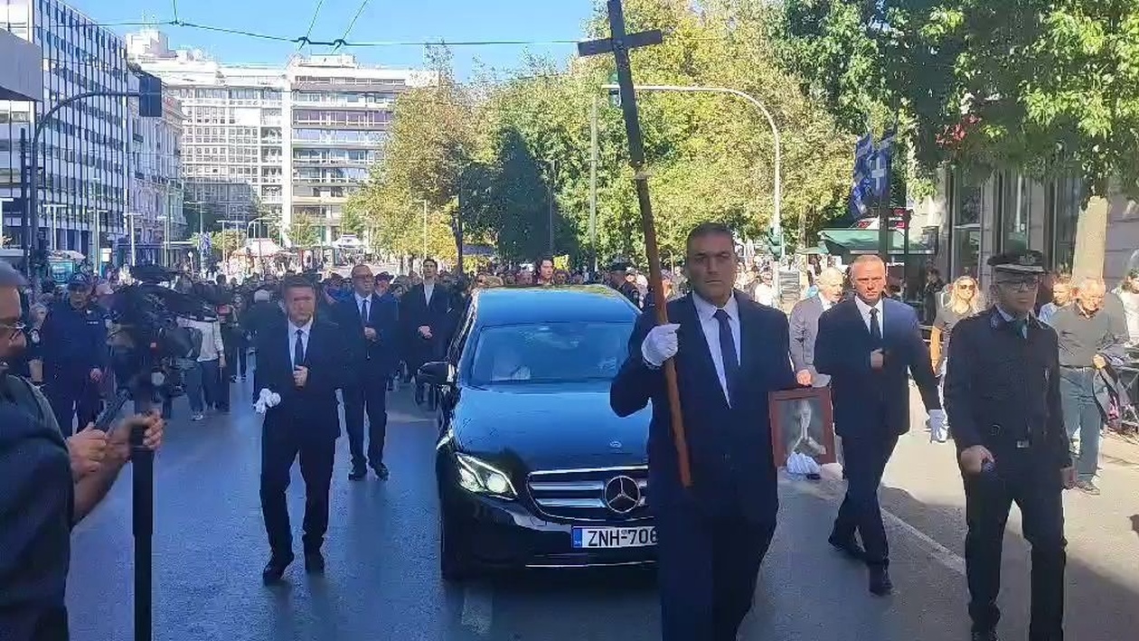 Μια πομπή προς το Α’ Νεκροταφείο