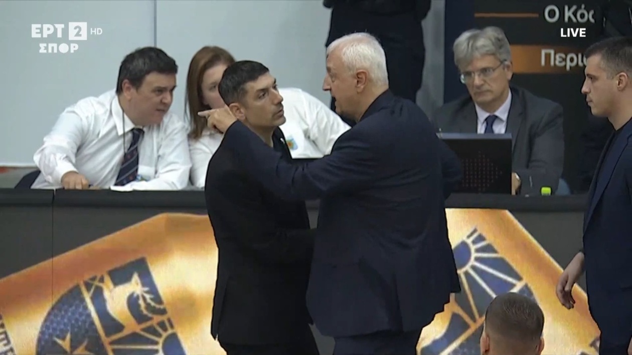 Συνομιλία Σάκοτα-Ξανθόπουλου μετά τον αγώνα στο Περιστέρι