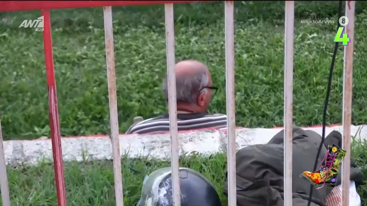 Ένας σχολιαστής έτρωγε ενώ μετέδιδε ζωντανά έναν αγώνα