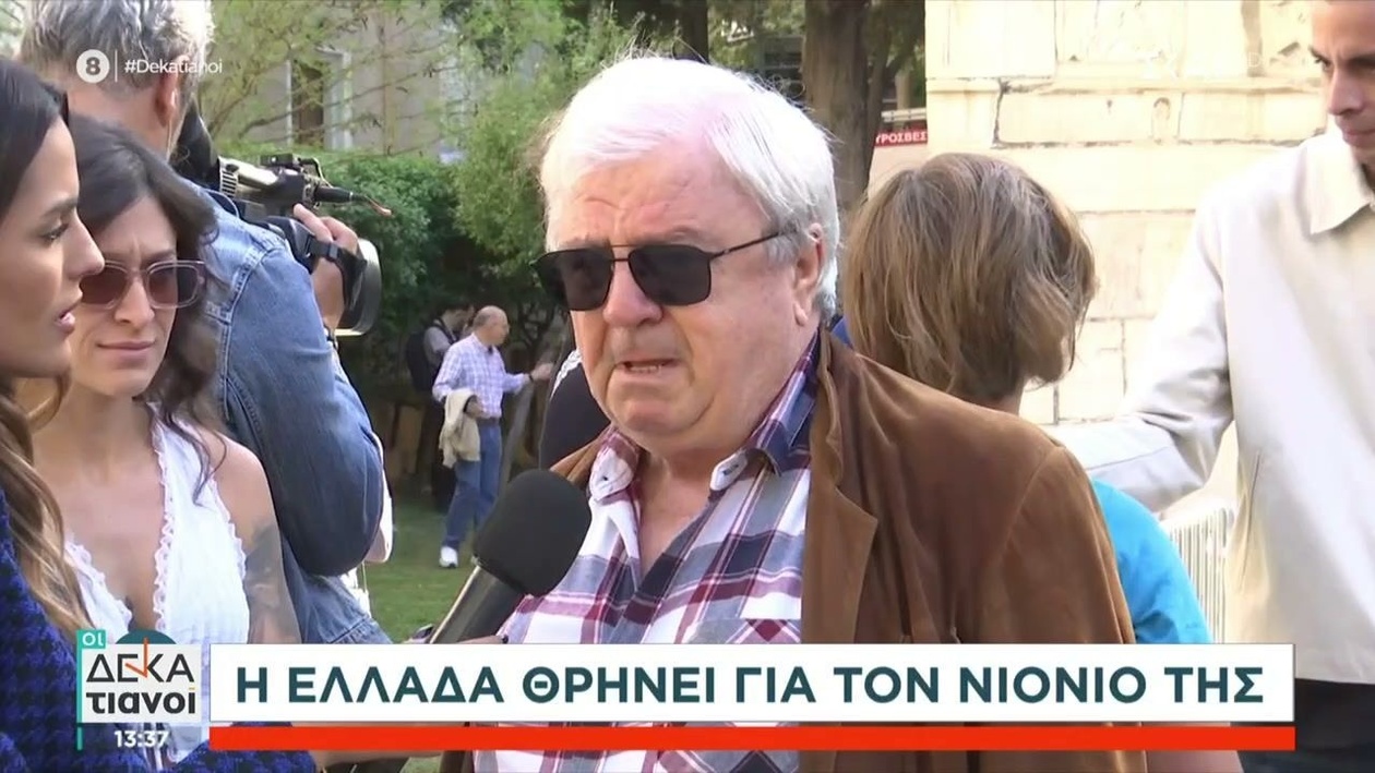 Ο Διονύσης Σαββόπουλος: ξεκίνησε η εξόδιος ακολουθία και πολίτες αποχαιρετούν