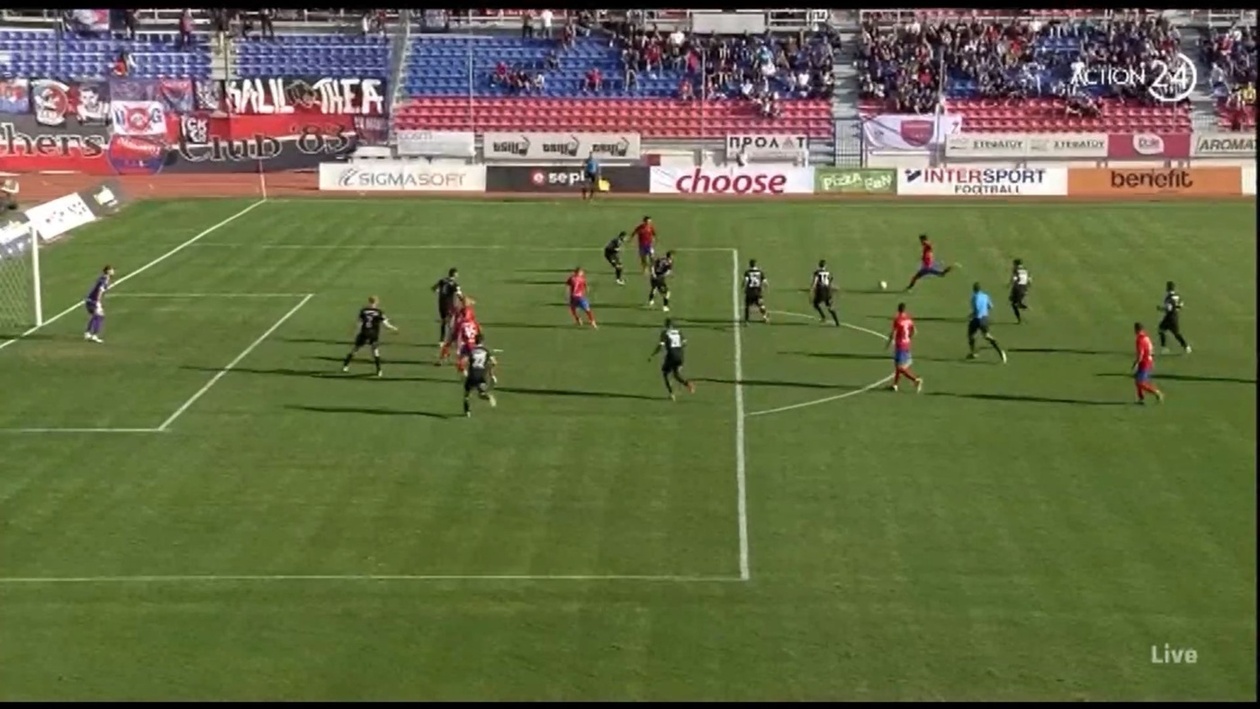 Στο δοκάρι το σουτ του Μπελμόντ στον αγώνα Πανιώνιος Καλαμάτα