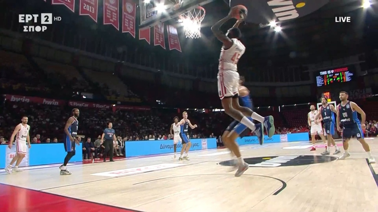 Ολυμπιακός – Πανιώνιος | Ο Νιλικίνα βρίσκει υπέροχα τον Χολ για το κάρφωμα