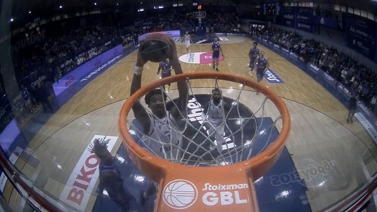 Ο Σμιθ ολοκληρώνει αιφνιδιασμό με κάρφωμα στον αγώνα Ηρακλής Μύκονος