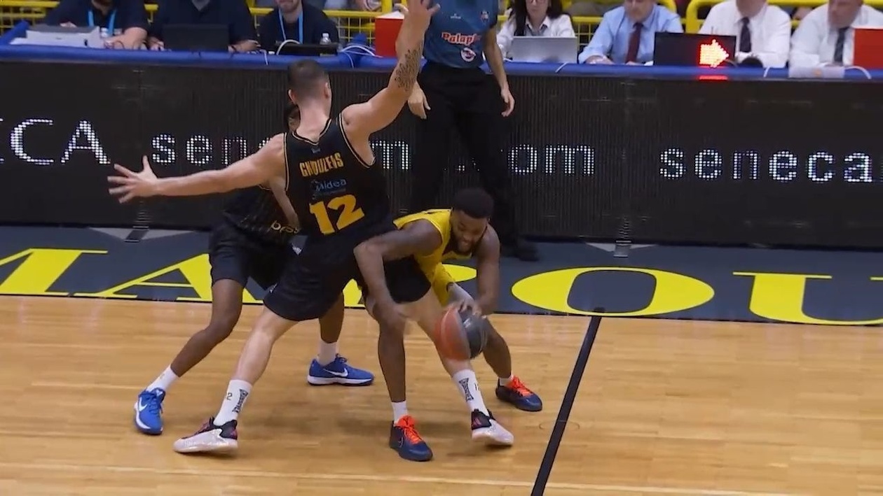 Ο Γκιουζέλης αποβλήθηκε μετά το πέμπτο φάουλ στο Μαρούσι – Άρης