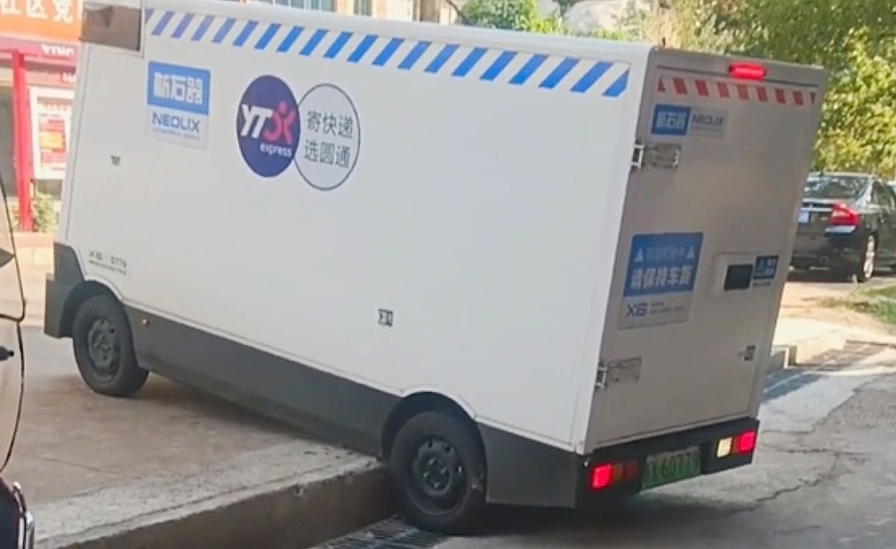 Το ρομπότ ντελίβερι που κόλλησε σε πεζοδρόμιο στη Χουνάν και θύμισε τα όρια της αυτόνομης πλοήγησης