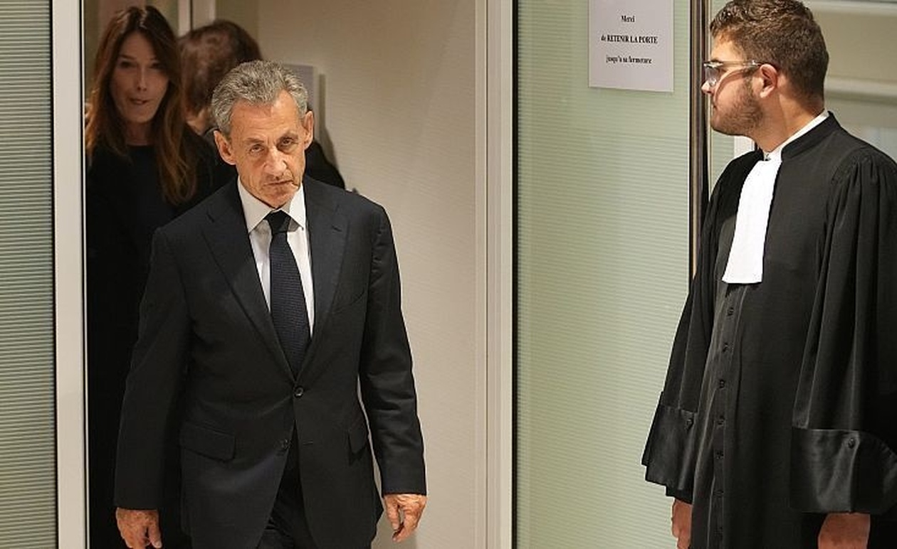 Ο Νικολά Σαρκοζί μπροστά στην πόρτα της φυλακής μετά τη συνάντηση με τον Μακρόν
