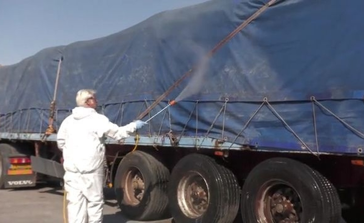 Οι προληπτικοί ψεκασμοί στα φορτηγά ζωοτροφών στο λιμάνι της Μυτιλήνης