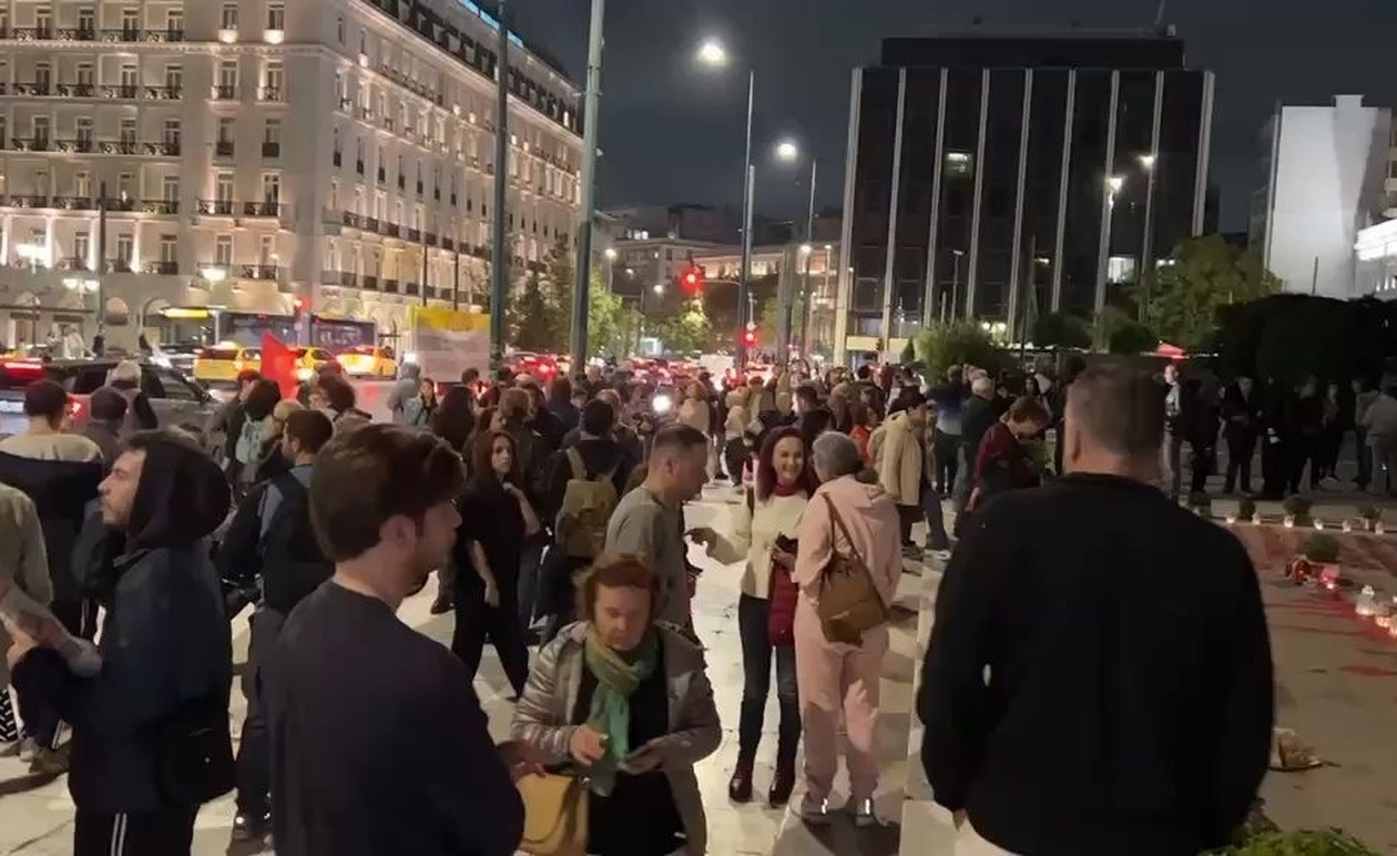 Διαμαρτυρία στην Πλατεία Συντάγματος για το Μνημείο του Άγνωστου Στρατιώτη