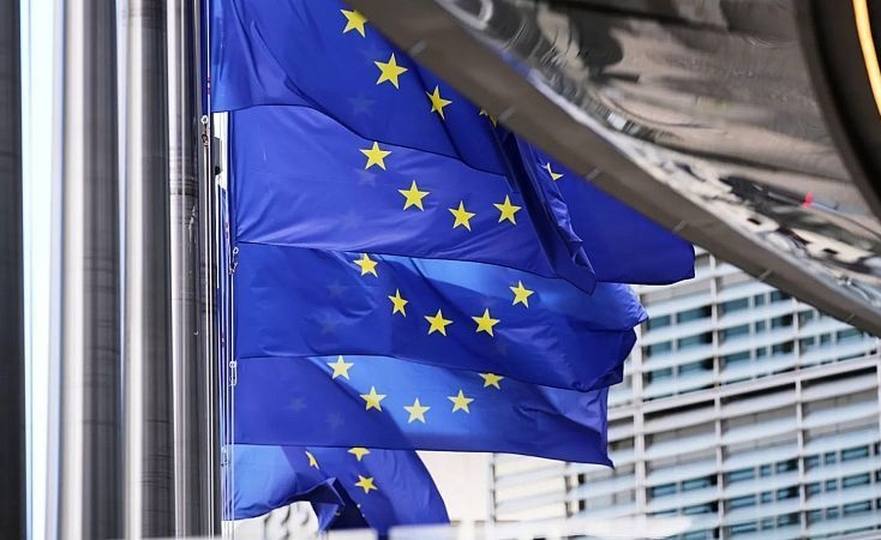 Οι Βρυξέλλες υποδέχονται με επιφύλαξη την ανακοίνωση συνάντησης Τραμπ Πούτιν στη Βουδαπέστη
