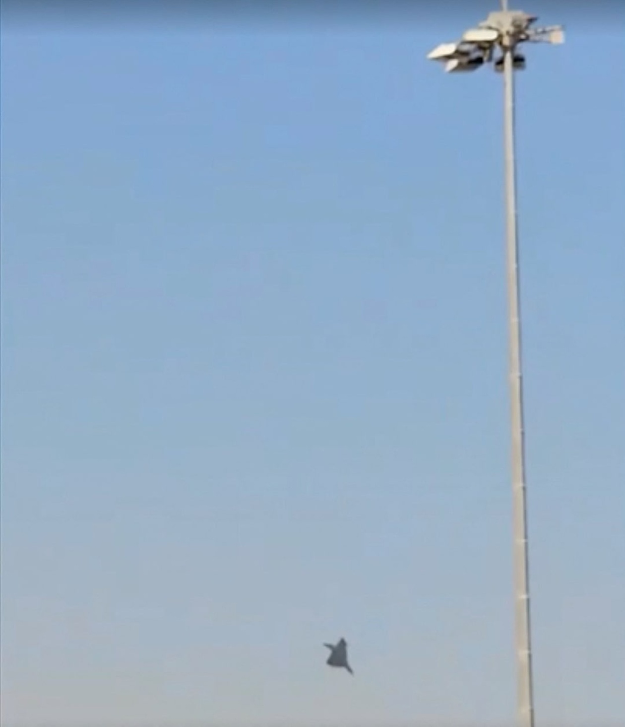 Το ινδικό μαχητικό Tejas συνετρίβη στο Dubai Airshow, σκοτώνοντας τον πιλότο