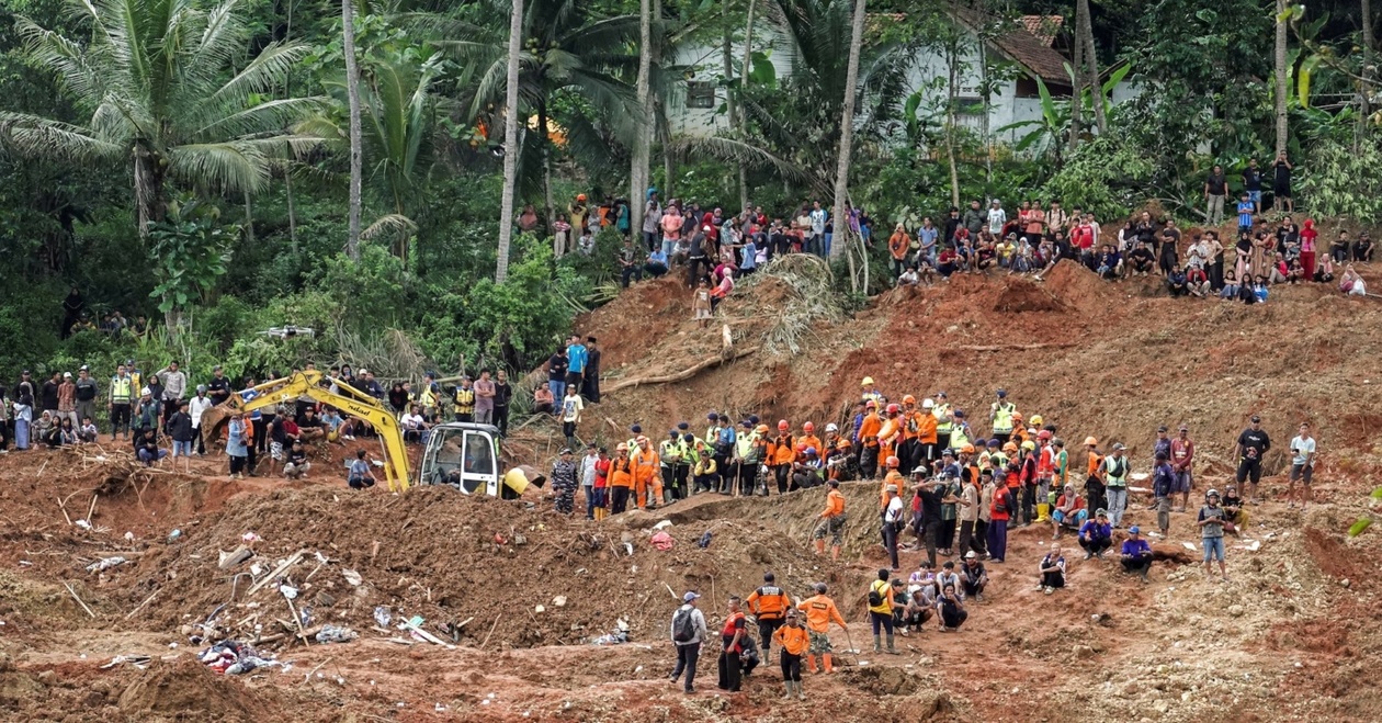 Κατολισθήσεις στην Κεντρική Ιάβα: 18 Νεκροί και Δεκάδες Αγνοούμενοι
