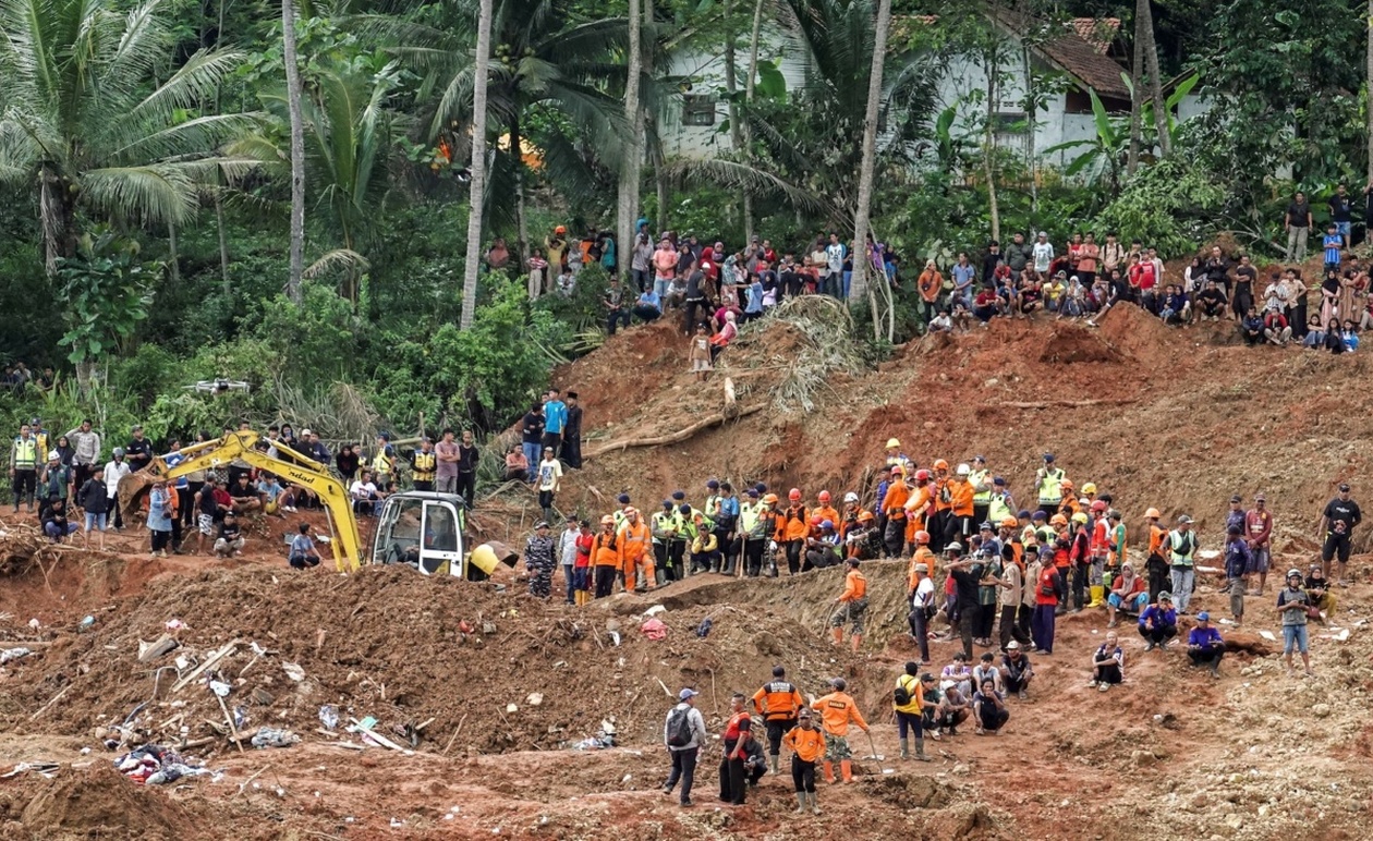 Κατολισθήσεις στην Κεντρική Ιάβα: 18 Νεκροί και Δεκάδες Αγνοούμενοι