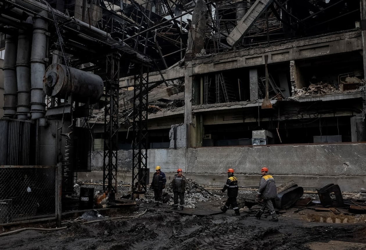 Οι Ουκρανοί Εργάτες Ενέργειας σε Αγώνα Δρόμου για την Αποκατάσταση Ζημιών από τις Ρωσικές Επιθέσεις