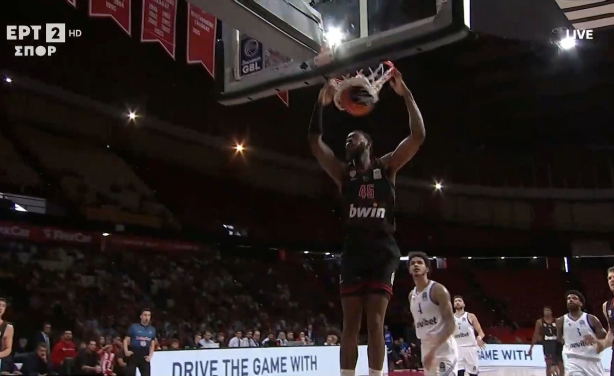 Ο Χολ κυριάρχησε και στα δύο καλάθια