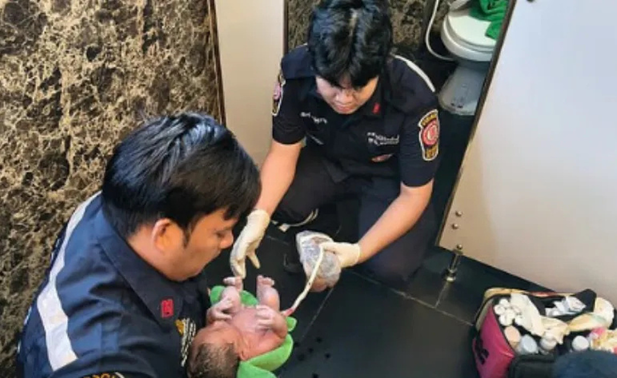 Καθαρίστρια βρήκε ζωντανό νεογέννητο μωρό μέσα στο… καζανάκι τουαλέτας