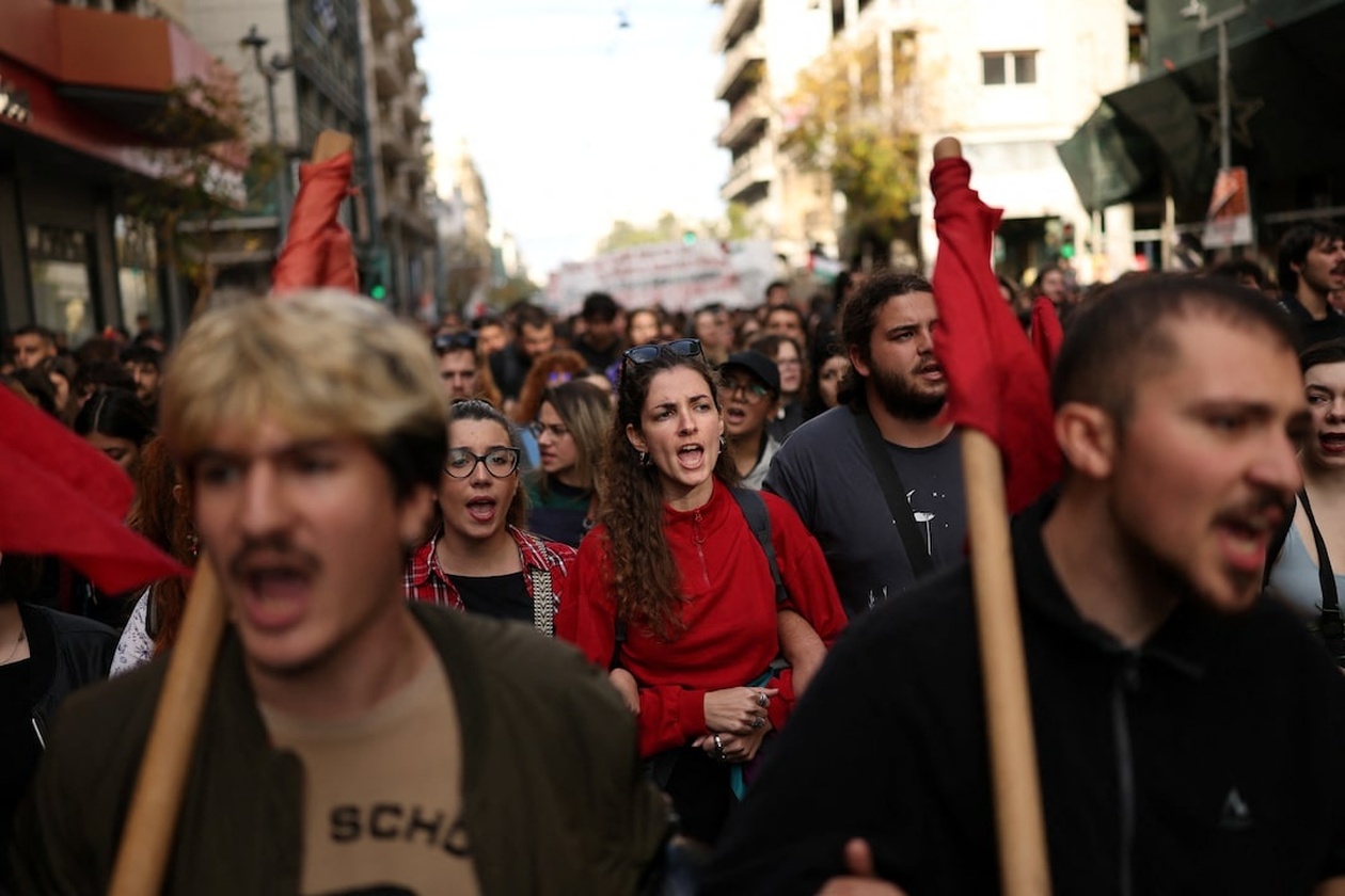 Χιλιάδες Έλληνες πορεύτηκαν στην Αθήνα για την 52η επέτειο του Πολυτεχνείου