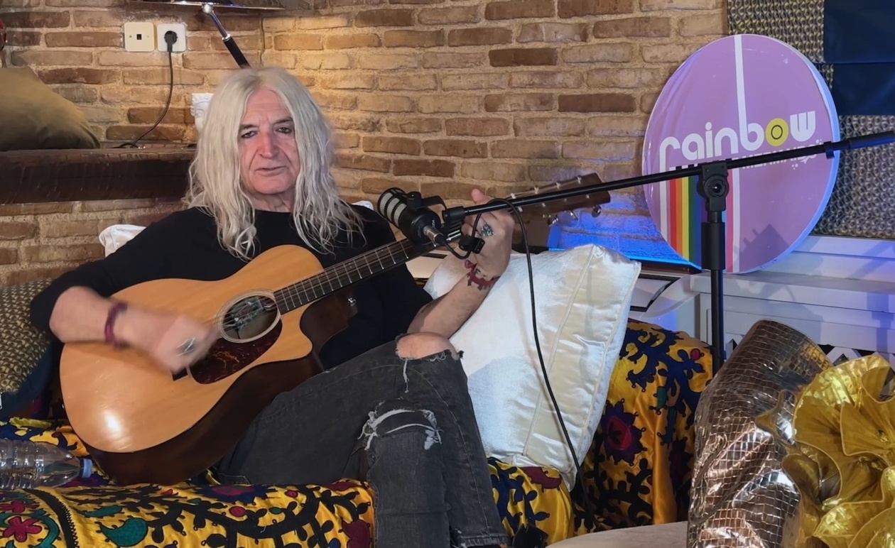 Ο Νίκος Καρβέλας παίζει ανέκδοτο κομμάτι στο Rainbow Mermaids