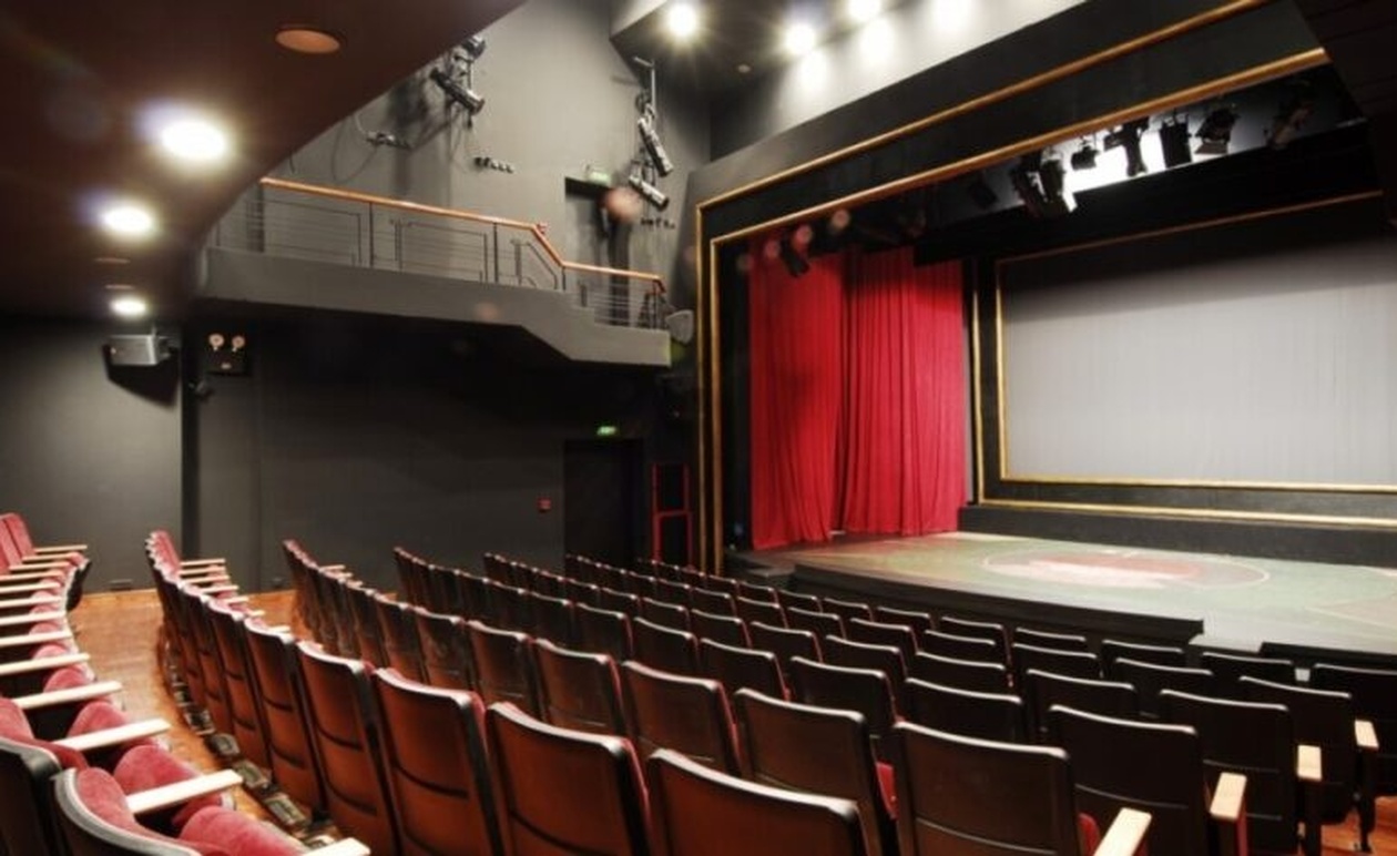 Ακυρώνονται οι παραστάσεις στο θέατρο Άλμα: Έπεσαν από τη σκηνή