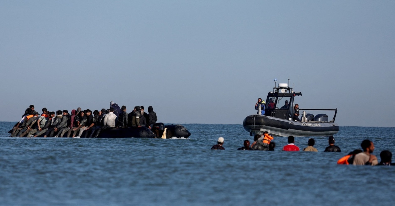 Η Βρετανία Αναθεωρεί Νόμους Ανθρωπίνων Δικαιωμάτων για Σκληρότερη Πολιτική Ασύλου