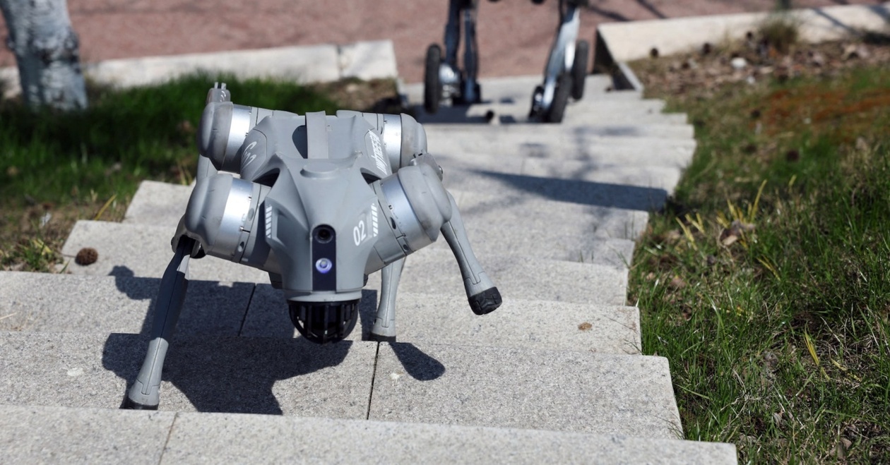 Η Κίνα μετασχηματίζει την πολεμική νοοτροπία με ρομποτικά σκυλιά, drone σμήνη