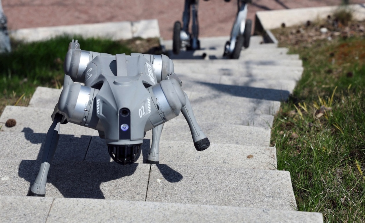 Η Κίνα μετασχηματίζει την πολεμική νοοτροπία με ρομποτικά σκυλιά, drone σμήνη