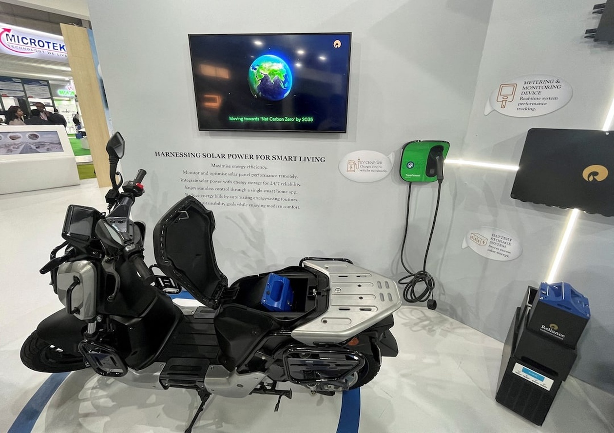 Η Reliance επιταχύνει αποστολές εξοπλισμού μπαταριών από Κίνα