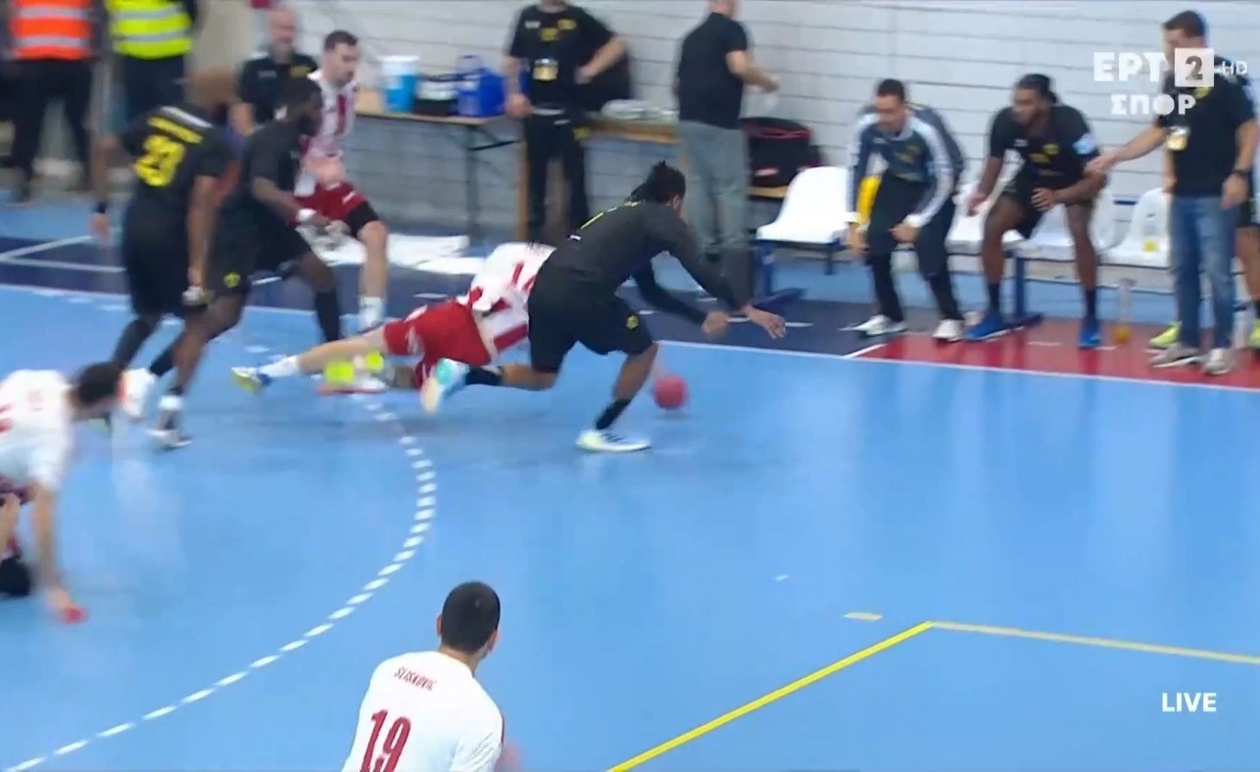 Κρίσιμη απόκρουση στο ΑΕΚ – Ολυμπιακός