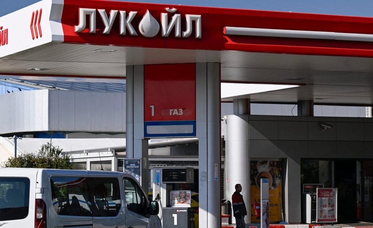 Η Lukoil σταματά διεθνείς δραστηριότητες μετά τις αμερικανικές κυρώσεις