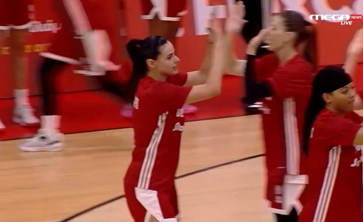 Ο Ολυμπιακός και ο Παναθηναϊκός έκαναν την εμφάνισή τους πριν από τον αγώνα