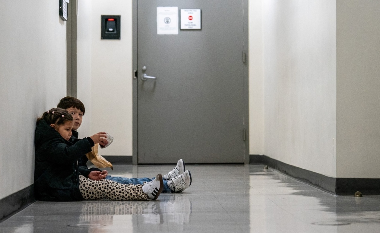 Η ICE στήνει κέντρο κλήσεων για τον εντοπισμό ασυνόδευτων ανηλίκων